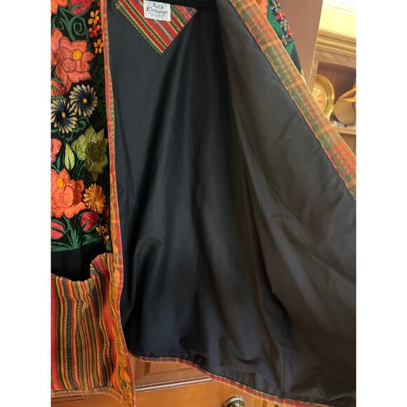 GUATEMALAN TEXTILE & VELVET
EMBROIDERED FLORAL OPEN JACKET - Picture 4 of 7